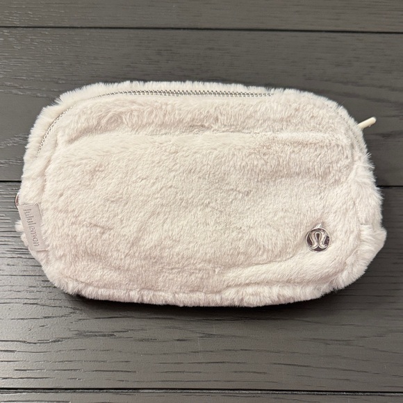 Lululemon Everywhere Belt Bag *Plush Fleece - Picture 1 of 5